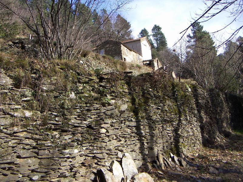 Au pied du mur des lauzes plates utilisees souvent pour les toits.JPG